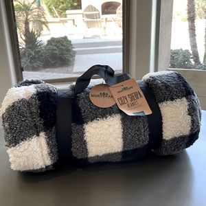 NWT Northeast Outfitters Cozy Sherpa Blanket Buffalo Plaid